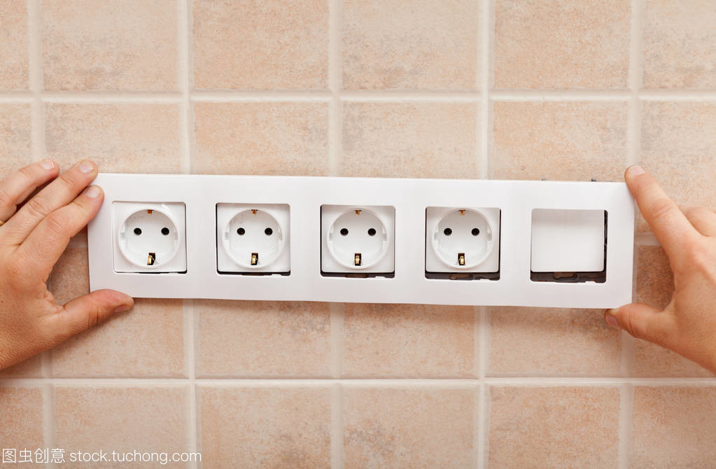 男人動(dòng)手整理安裝墻壁電插座，10年電工都夸的操作步驟，省錢(qián)又安全